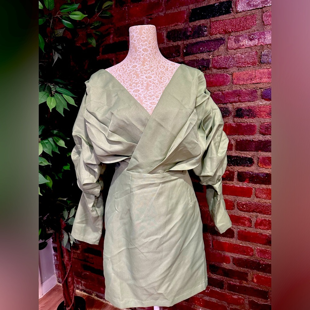 Green off the shoulder front plunge midi dress size S